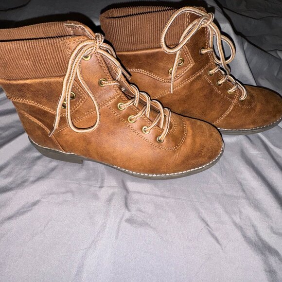 St. John’s Bay Tan Lace-Up Combat Boots Women’s Casual Ankle Boots - Picture 2 of 5